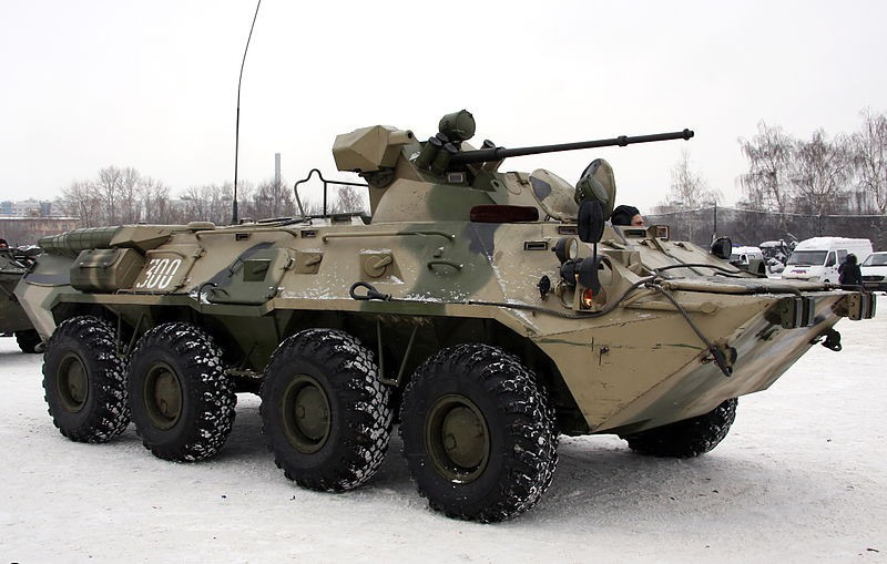 BTR-82A được phát triển dựa trên thiết kế của BTR-80A. Xe có khả năng bảo vệ được cải thiện hơn so với phiên bản tiền nhiệm. Xe có kích thước chiều dài 7,65m, rộng 2,9m, cao 2,8m và nặng 15.400kg. Xe có thể chứa tối đa kíp lái 3 người và 7 binh sĩ. Cabin được trang bị ghế ngồi mới và hệ thống điều hòa không khí mang đến sự thoải mái hơn cho người ngồi trên xe.