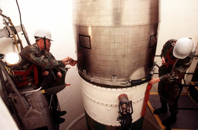 Số tên lửa đạn đạo liên lục địa bố trí trên mặt đất được biên chế trong ba binh đoàn: Binh đoàn số 90 tại căn cứ không quân Warren, Wyoming; Binh đoàn số 91 tại căn cứ không quân Minot, Bắc Dakota và Binh đoàn số 341 tại căn cứ không quân Malmstrom, Montana.