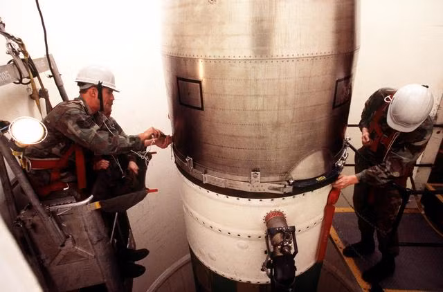 Số tên lửa đạn đạo liên lục địa bố trí trên mặt đất được biên chế trong ba binh đoàn: Binh đoàn số 90 tại căn cứ không quân Warren, Wyoming; Binh đoàn số 91 tại căn cứ không quân Minot, Bắc Dakota và Binh đoàn số 341 tại căn cứ không quân Malmstrom, Montana.