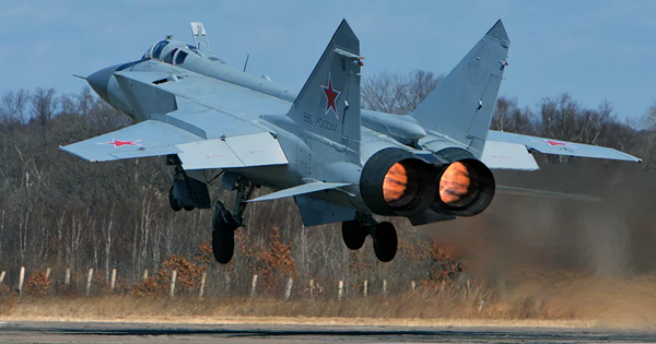 Iran đã thể hiện sự quan tâm đến MiG-31 trong những năm 1990, nhưng không thể mua được do áp lực của phương Tây đối với Moscow. Các máy bay đánh chặn này là lựa chọn đắt tiền nhất đối với Tehran trong số các máy bay mà nước này đang xem xét đặt mua.