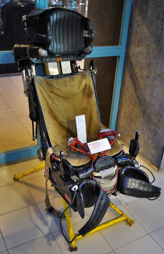 Vào đầu thập niên 90, một đoàn đại biểu của Mỹ đã tới nhà máy ở thành phố Tomilino nằm ở ngoại ô Moscow, để nghiên cứu thiết kế chiếc ghế thoát hiểm, thu nhận thông tin về những chi tiết công nghệ trong quá trình sản xuất nó.