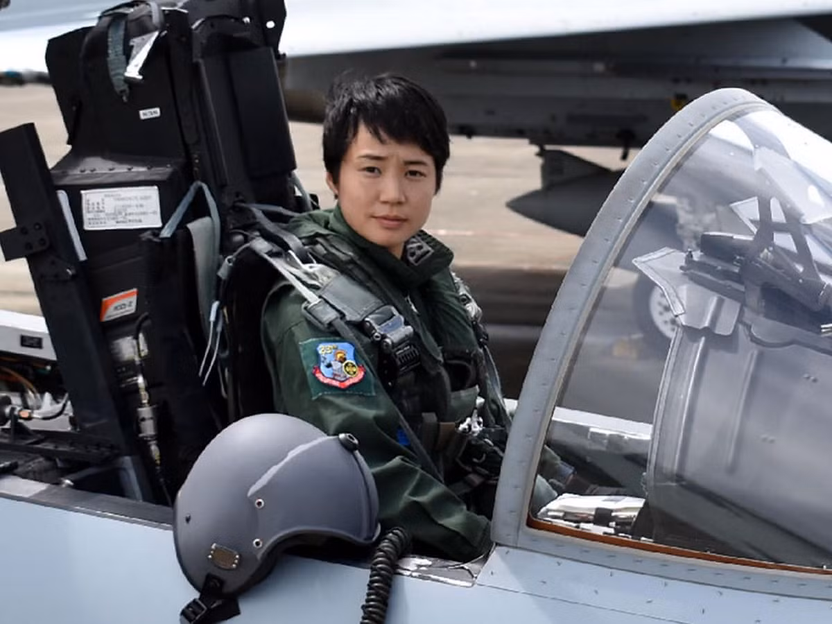 Phi công cũng được bổ sung một kính ngắm gắn trên mũ bay, để điều khiển tên lửa tầm ngắn AAM-5 mới, cho phép phi công khóa tên lửa vào máy bay đối phương, chỉ cần nhìn vào máy bay địch; một khả năng tương đương với Su-27/30 của Nga và J-11 của Trung Quốc. 