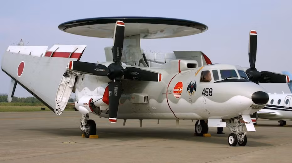 Để hỗ trợ cho các đơn vị máy bay chiến đấu, JASDF được trang bị một đội máy bay cảnh báo sớm và AWACS E-2C và E-2D Hawkeye; kết hợp với radar mặt đất, để dẫn đường cho máy bay chiến đấu của họ giành lợi thế trên không. 