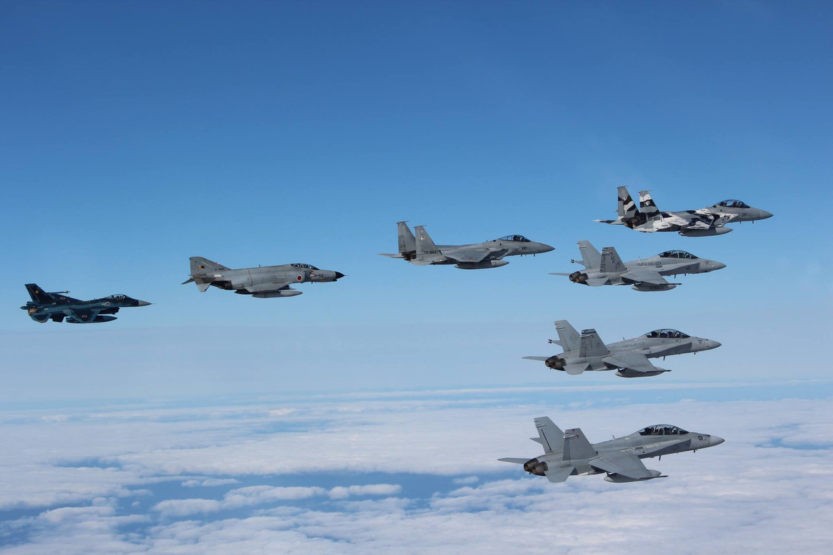 Đánh giá chung, JASDF là một trong những lực lượng không quân có năng lực nhất ở châu Á. Tận dụng lĩnh vực điện tử tiên tiến trong nước, máy bay và thiết bị của JASDF được trang bị một số hệ thống điện tử hàng không, radar và tên lửa tốt nhất trên thế giới.