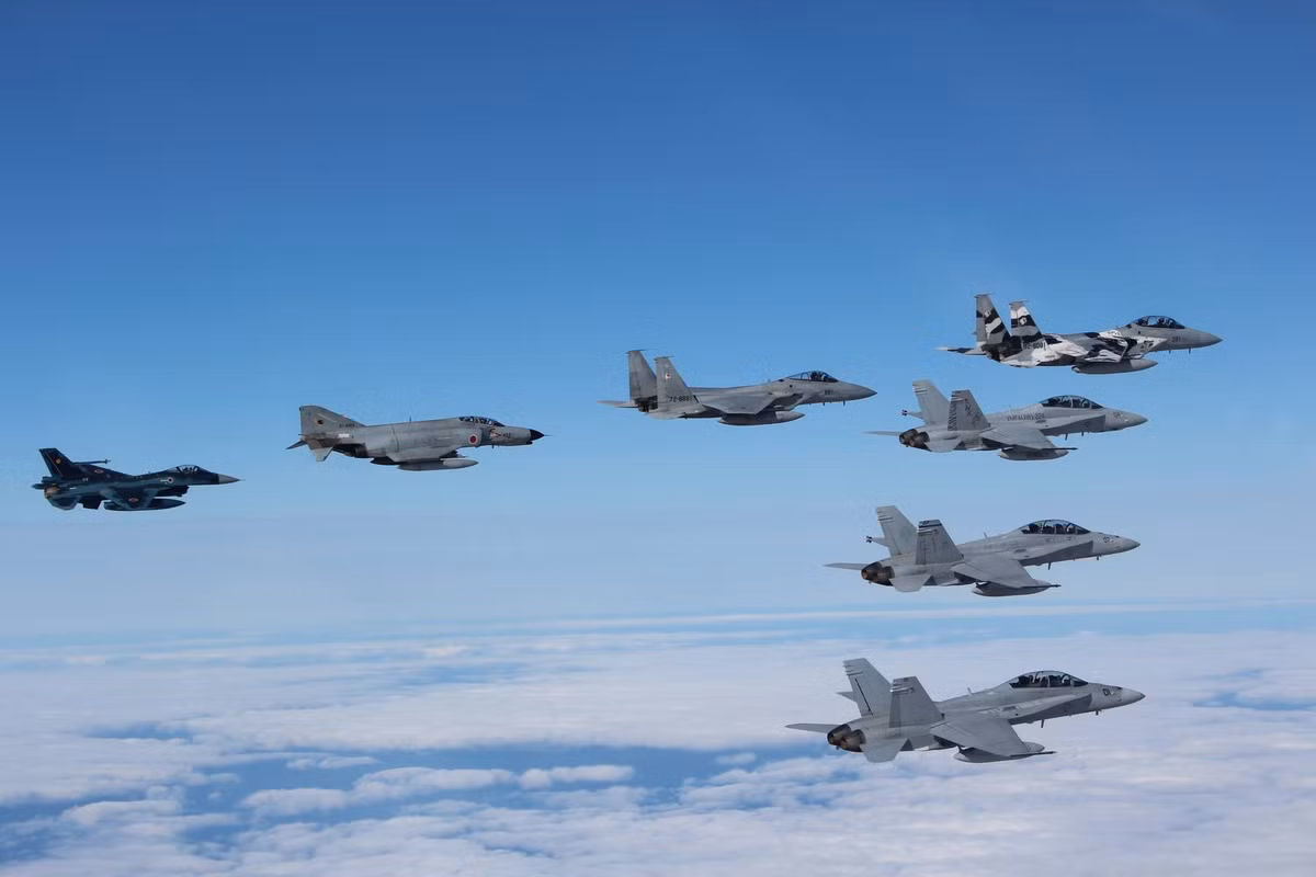 Đánh giá chung, JASDF là một trong những lực lượng không quân có năng lực nhất ở châu Á. Tận dụng lĩnh vực điện tử tiên tiến trong nước, máy bay và thiết bị của JASDF được trang bị một số hệ thống điện tử hàng không, radar và tên lửa tốt nhất trên thế giới.