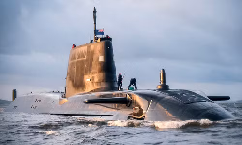 Trong hầu hết các trường hợp, tàu ngầm hạt nhân đều có lợi thế trong cuộc đối đầu. Tuy nhiên, nếu một tàu ngầm hạt nhân và một tàu khu trục có cùng trình độ công nghệ, phát hiện ra nhau cùng lúc, thì tàu khu trục có nhiều khả năng giành được lợi thế đối đầu hơn.