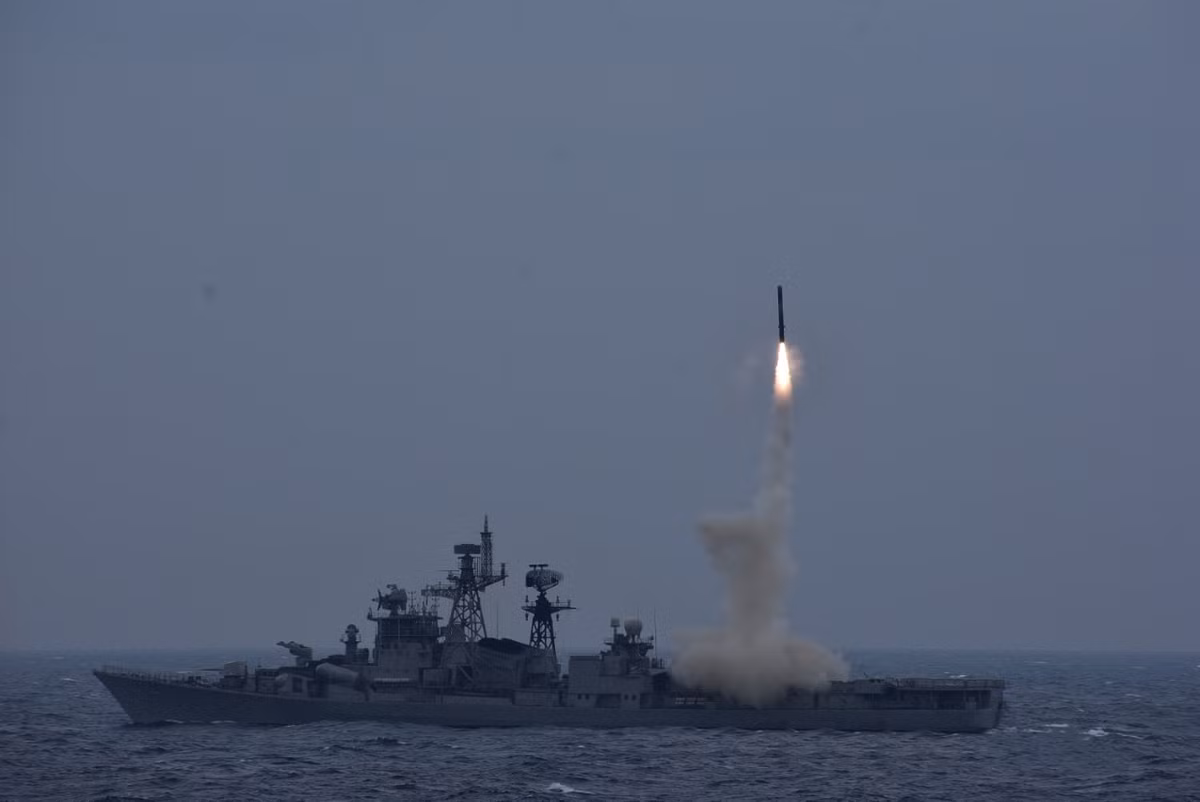 Phiên bản BrahMos phóng từ mặt đất và tàu chiến có thể mang đầu đạn xuyên giáp thông thường nặng tới 200 kg, trong khi biến thể trên không có thể mang đầu đạn nặng tới 300 kg. BrahMos có tầm bắn tới 290 km (phiên bản cải tiến mới nhất đến 400km) và có thể đạt tốc độ Mach 3. 
