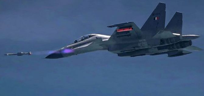 Su-30MKI có thể sử dụng tên lửa không đối không R-27R, R-73 và R-77 do Vympel (Nga) sản xuất, và các loại vũ khí tiến công mặt đất như bom dẫn đường bằng laser KAB-500 và KAB-1500. Su-30MKI sử dụng hai động cơ tuốc bin phản lực AI-31FP, mỗi động cơ có khả năng tạo ra lực đẩy toàn bộ 12.500kgf.
