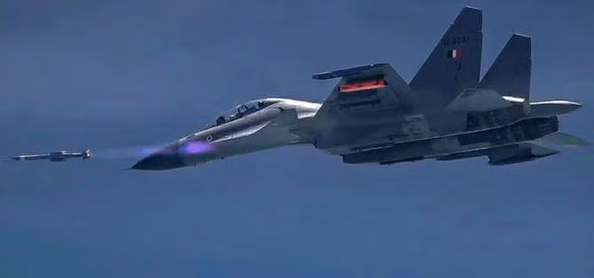 Su-30MKI có thể sử dụng tên lửa không đối không R-27R, R-73 và R-77 do Vympel (Nga) sản xuất, và các loại vũ khí tiến công mặt đất như bom dẫn đường bằng laser KAB-500 và KAB-1500. Su-30MKI sử dụng hai động cơ tuốc bin phản lực AI-31FP, mỗi động cơ có khả năng tạo ra lực đẩy toàn bộ 12.500kgf.