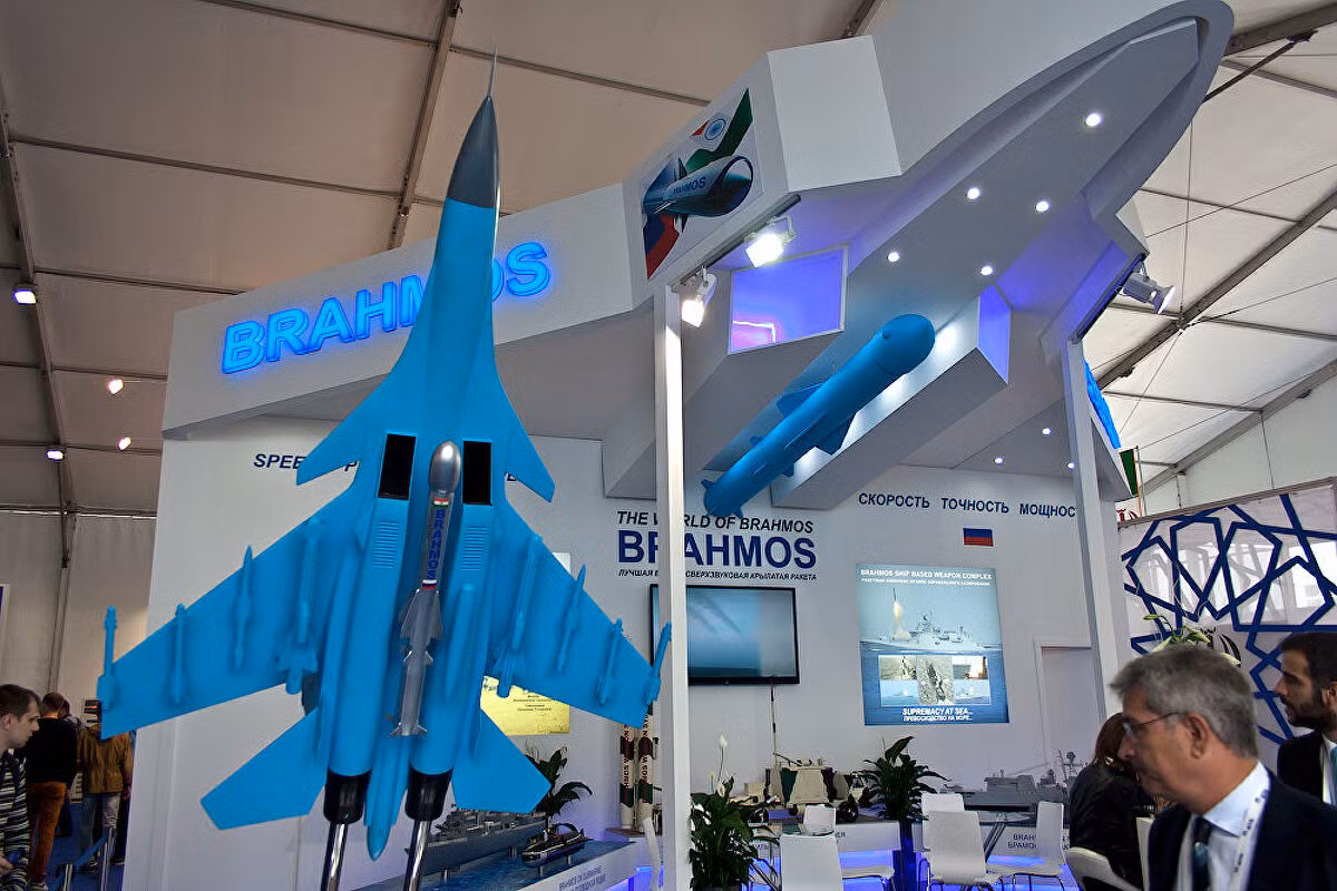 Vào ngày 12/3/2018, Ấn Độ đã phóng thử thành công phiên bản tên lửa hành trình siêu thanh BrahMos từ tàu ngầm ở Vịnh Bengal. Tên lửa đã tiêu diệt thành công mục tiêu ở cự ly 290 km, đưa Ấn Độ trở thành quốc gia đầu tiên trên thế giới có khả năng này.
