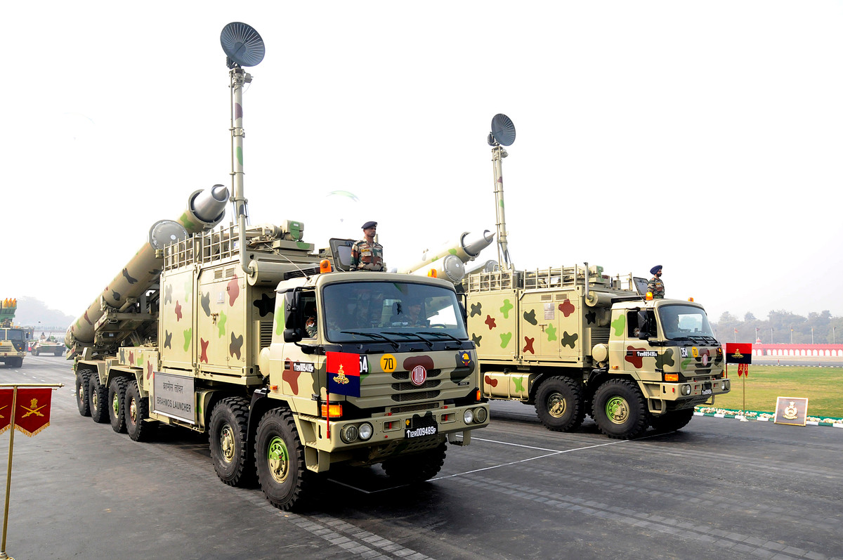 Tên lửa hành trình BrahMos được phát triển bởi BrahMos Aerospace, đây là liên doanh giữa Tổ chức Nghiên cứu và Phát triển Quốc phòng (DRDO) của Ấn Độ và Mashinostroeyenia của Nga. Tên lửa được đặt theo tên của hai con sông, Brahmaputra của Ấn Độ và Moskva của Nga.