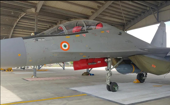 Su-30 sử dụng hệ thống điều khiển bay fly-by-wire (FBW). Phi công vũ khí phía sau sẽ chuyên biệt sử dụng vũ khí, nên được trang bị một màn hình đơn sắc lớn ở ca bin; phi công chính sẽ tập trung vào điều khiển máy bay.