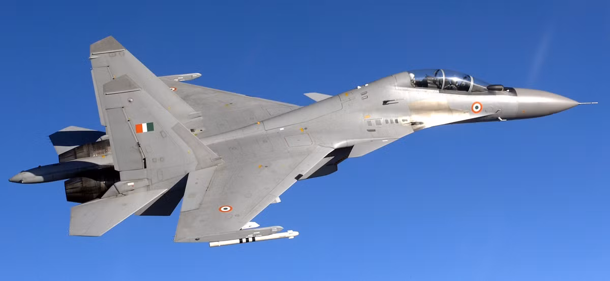 Máy bay chiến đấu Su-30MKI là loại máy bay chiến đấu đa nhiệm, do Cục Thiết kế Sukhoi của Nga và Hindustan Aeronautics Limited của Ấn Độ (HAL) cùng phát triển. Năm 1996, Bộ Quốc phòng Ấn Độ đã ký hợp đồng đầu tiên với công ty trung gian nhà nước Nga là Rosvooruzhenie để chuyển giao máy bay Su-30MKI cho IAF.