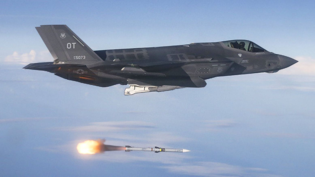 Phiên bản mới nhất của dòng AIM-120 là AIM-120D có tầm bắn đến 200km và giá thành đến 2 triệu USD/quả; do vậy AIM-120D chỉ được sản xuất với số lượng tương đối nhỏ và không được trang bị rộng rãi, ngoài phi đội tiêm kích F-22 Raptor.