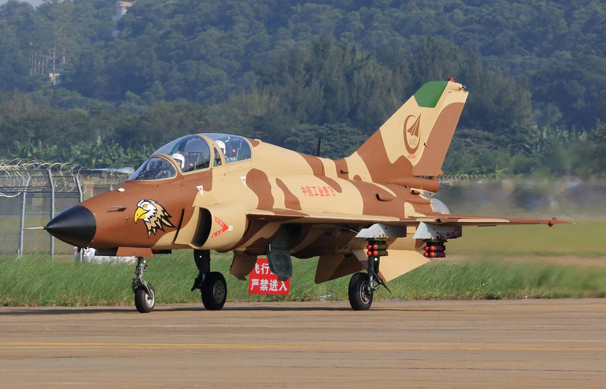 Tiếp theo là máy bay JL-9, một trong những thiết kế máy bay huấn luyện tiên tiến khác của Trung Quốc, dựa trên mẫu máy bay J-7. JL-9 có hiệu suất bay rất cao, tốc độ lên cao đạt 540 km/h, tốc độ tối đa là Mach 1,5 và trần bay 16 km. 