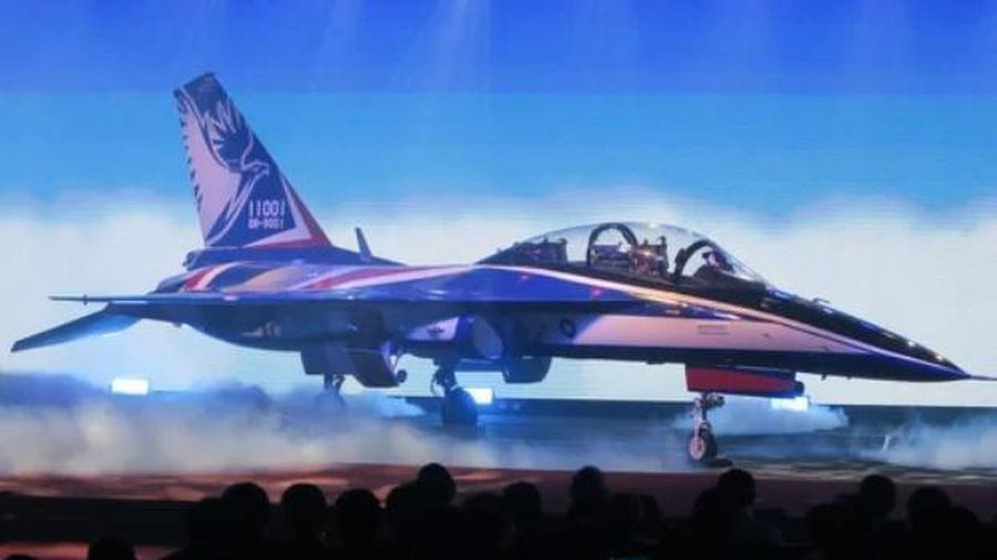 Brave Eagle trang bị động cơ hạng nhẹ F-CK Ching Kuo, được tích hợp radar lớn hơn, động cơ mạnh hơn và sức chứa nhiên liệu lớn hơn. Máy bay sẽ triển khai tên lửa siêu thanh Sky Sword II và trang bị radar AESA tiên tiến, giúp nó có khả năng không đối đất vượt trội, so với các loại máy bay trong biên chế của lực lượng phòng vệ Đài Loan.