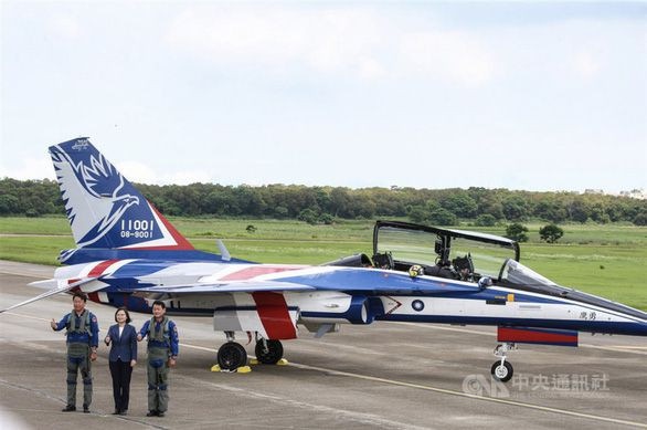 Đứng cuối trong danh sách là huấn luyện cơ Brave Eagle - “Đại bàng dũng cảm” của Đài Loan. Hiện đang trong giai đoạn thử nghiệm, khả năng chiến đấu của Brave Eagle cực kỳ tiên tiến, khiến một số nhà phân tích cho rằng đây là một máy bay chiến đấu thực sự, được chế tạo dưới vỏ bọc của một máy bay huấn luyện.