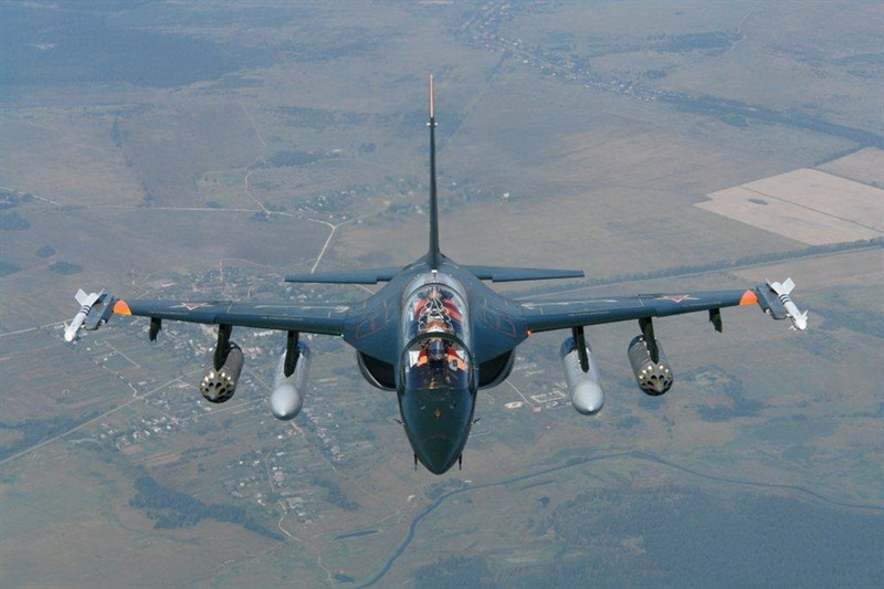 Máy bay có thể tải trọng lên đến 3 tấn, bao gồm nhiều loại đạn và tên lửa dẫn đường tác chiến điện tử. Yak-130 được xem như là máy bay phản lực tấn công, hiện đang được quân đội Nga xem xét phát triển một biến thể được trang bị mạnh hơn, chuyên thực hiện cho các nhiệm vụ đặc biệt. Nguồn ảnh: Flickr.