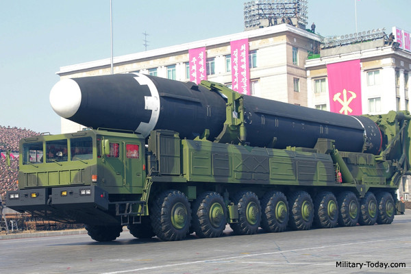 Tên lửa đạn đạo Hwasong-15 có bước tiến hơn phiên bản tiền nhiệm Hwasong-14 trên tất cả các mặt; Hwasong-15 có tầm bắn xa hơn Hwasong-14 đáng kể (tầm bắn của Hwasong-15 khoảng 13.000 km) và có khả năng mang trọng tải đến 1.000 kg.