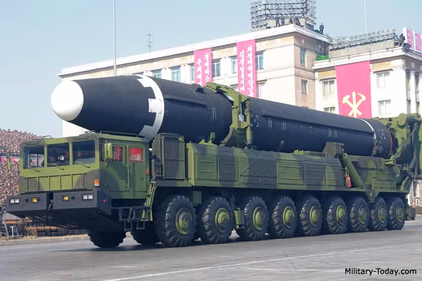 Tên lửa đạn đạo Hwasong-15 có bước tiến hơn phiên bản tiền nhiệm Hwasong-14 trên tất cả các mặt; Hwasong-15 có tầm bắn xa hơn Hwasong-14 đáng kể (tầm bắn của Hwasong-15 khoảng 13.000 km) và có khả năng mang trọng tải đến 1.000 kg.