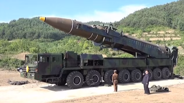 Với tầm bắn khoảng 10.000 km, Hwasong-14 là loại tên lửa đầu tiên của Triều Tiên có khả năng vươn tới lục địa Bắc Mỹ. Tầm bắn của Hwasong-14 được nâng lên đáng kể so với những dự đoán ban đầu, khi Mỹ đánh giá Hwasong-14 chỉ có tầm bắn trong cự ly từ 7.000 đến 9.500 km.