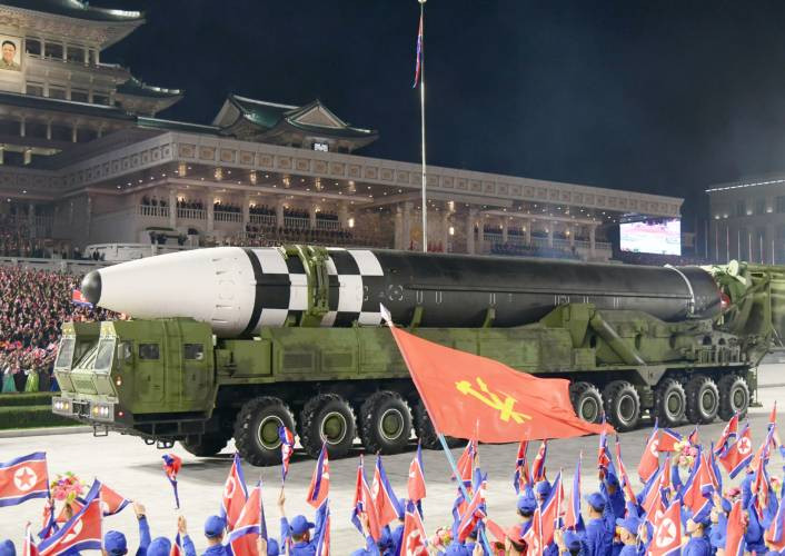 Có thông tin cho rằng, Triều Tiên đang cố gắng tạo bước nhảy vọt về công nghệ tên lửa khi chuyển từ tên lửa sử dụng nhiên liệu lỏng sang sử dụng nhiên liệu rắn. Việc này cho thấy, Triều Tiên đang muốn chế tạo ICBM có thể xuyên thủng qua lá chắn tên lửa của Mỹ.
