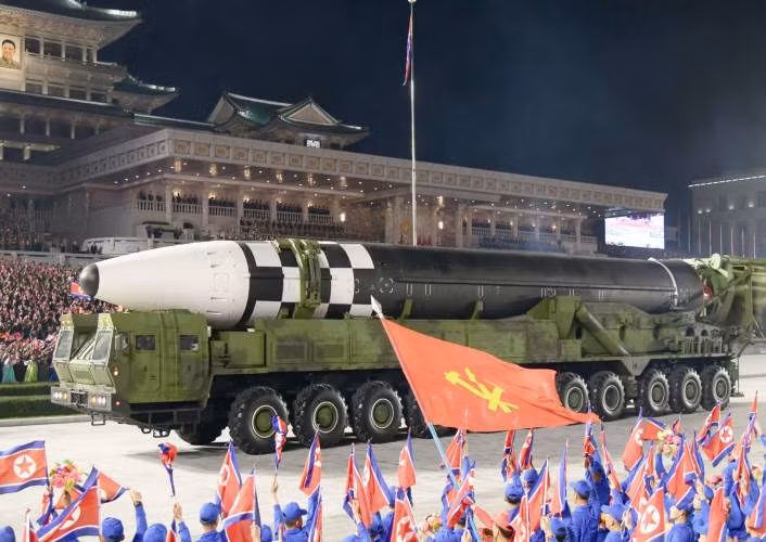 Có thông tin cho rằng, Triều Tiên đang cố gắng tạo bước nhảy vọt về công nghệ tên lửa khi chuyển từ tên lửa sử dụng nhiên liệu lỏng sang sử dụng nhiên liệu rắn. Việc này cho thấy, Triều Tiên đang muốn chế tạo ICBM có thể xuyên thủng qua lá chắn tên lửa của Mỹ.