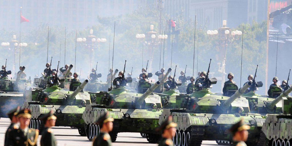 Do vậy việc trang bị cho quân đội những chiếc xe tăng hiện đại là một chuyện. Khi PLA đang học hỏi, việc sử dụng hiệu quả các xe tăng tương tự là một việc hoàn toàn khác. Zhao Jianxin, một tiểu đoàn trưởng xe tăng nói với CCTV: "Chúng tôi chỉ nghiên cứu khả năng của những chiếc xe tăng cũ, chứ chưa hoàn toàn hiểu rõ về những chiếc xe tăng mới". Nguồn ảnh: QQ.