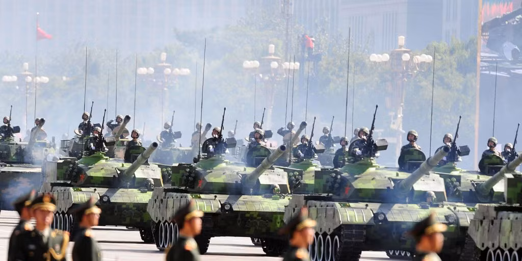 Do vậy việc trang bị cho quân đội những chiếc xe tăng hiện đại là một chuyện. Khi PLA đang học hỏi, việc sử dụng hiệu quả các xe tăng tương tự là một việc hoàn toàn khác. Zhao Jianxin, một tiểu đoàn trưởng xe tăng nói với CCTV: "Chúng tôi chỉ nghiên cứu khả năng của những chiếc xe tăng cũ, chứ chưa hoàn toàn hiểu rõ về những chiếc xe tăng mới". Nguồn ảnh: QQ.