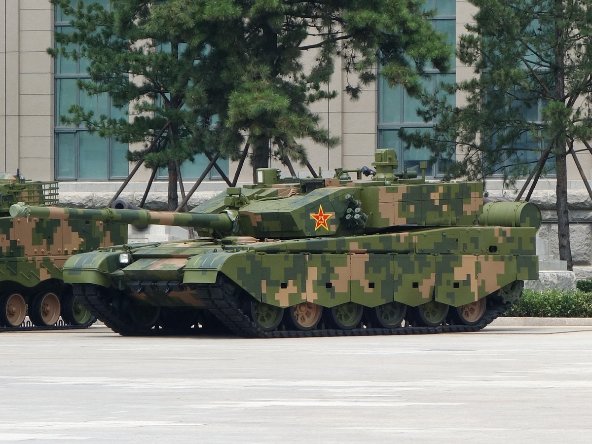 Type 99 là loại xe tăng chiến đấu hiện đại nhất của Trung Quốc và có số lượng hạn chế chỉ khoảng 400 chiếc. Phiên bản này có trọng lượng nặng hơn, được bổ sung thêm giáp phản ứng nổ và hệ thống máy tính hiện đại. 