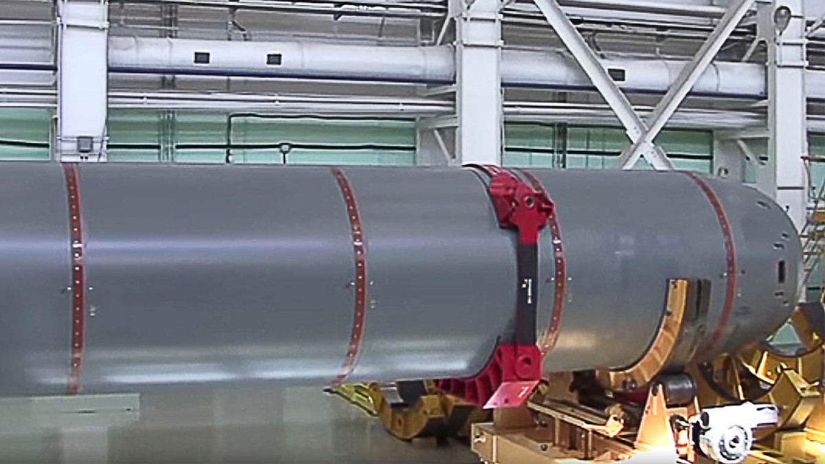 Nga không chỉ xây dựng một căn cứ hải quân mới, có thể chứa tới 30 ngư lôi hạt nhân Poseidon, mà còn trang bị ít nhất 4 tàu ngầm chạy bằng năng lượng hạt nhân, chuyên dùng để mang những ngư lôi khổng lồ, dùng cho "ngày tận thế" này.