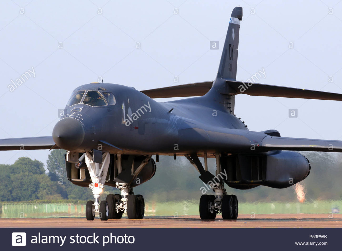 Loại máy bay ném bom chiến lược B-1B có thể mang tới 20 tấn bom và có thể "lang thang" trên chiến trường tới 10 giờ chỉ, với một lần tiếp nhiên liệu trên không. Điều này cho phép B-1B cất cánh và hành trình trong vài giờ, chờ lực lượng người Kurd cung cấp các vị trí lực lượng IS, rồi tấn công bằng phương pháp rải thảm bom.