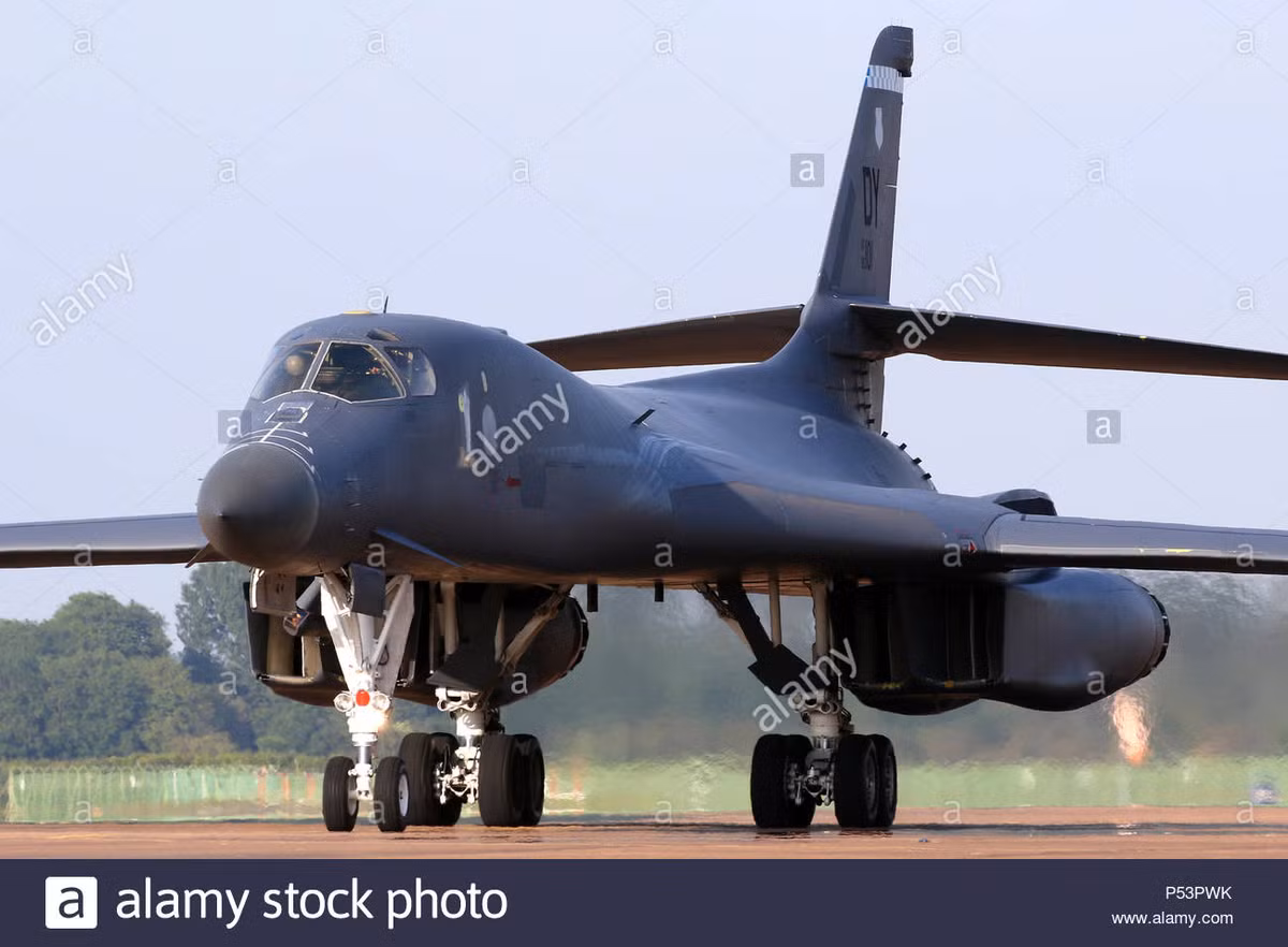 Loại máy bay ném bom chiến lược B-1B có thể mang tới 20 tấn bom và có thể "lang thang" trên chiến trường tới 10 giờ chỉ, với một lần tiếp nhiên liệu trên không. Điều này cho phép B-1B cất cánh và hành trình trong vài giờ, chờ lực lượng người Kurd cung cấp các vị trí lực lượng IS, rồi tấn công bằng phương pháp rải thảm bom.