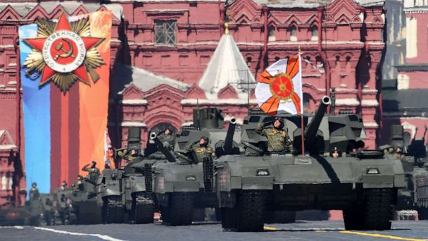 Lễ duyệt binh cũng là một trong những màn triển lãm công khai lớn nhất thế giới về khí tài quân sự; trưng bày những hệ thống tên lửa, xe bọc thép hạng nặng, máy bay mới nhất của Nga. Đây là năm loại vũ khí hàng đầu mà Nga sẽ trình diễn tại lễ duyệt binh năm nay.