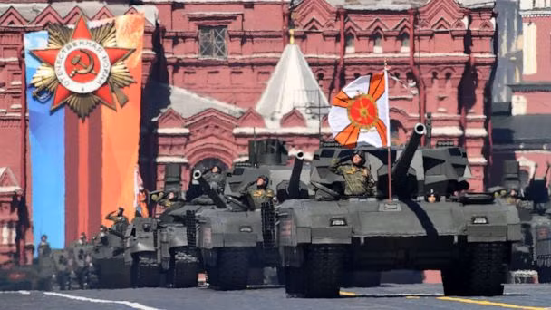 Lễ duyệt binh cũng là một trong những màn triển lãm công khai lớn nhất thế giới về khí tài quân sự; trưng bày những hệ thống tên lửa, xe bọc thép hạng nặng, máy bay mới nhất của Nga. Đây là năm loại vũ khí hàng đầu mà Nga sẽ trình diễn tại lễ duyệt binh năm nay.