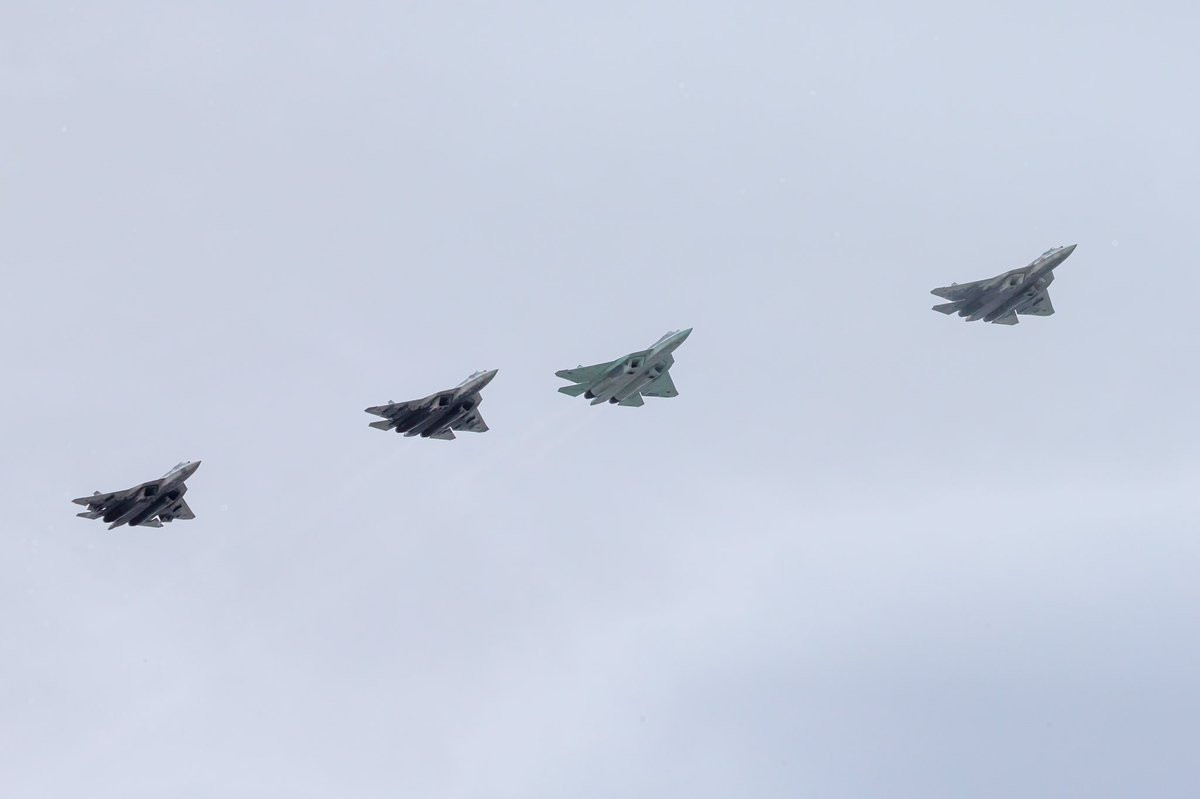 Với việc Nga đang tăng cường nỗ lực bán Su-57 cho các khách hàng nước ngoài, những màn biểu diễn của Su-57 trên bầu trời Điện Kremlin chắc sẽ làm mãn nhãn người xem hơn nữa. Trong cuộc duyệt binh năm 2020, bốn chiếc Su-57 đã bay qua bầu trời Điện Kremlin.