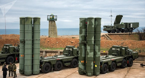 Tên lửa S-400 không chỉ thể hiện một bước nhảy vọt về hiệu suất so với S-300, mà còn linh hoạt hơn rõ rệt so với phiên bản tiền nhiệm. Tương thích với bốn loại tên lửa khác nhau, S-400 có thể hoạt động hiệu quả từ tầm ngắn đến rất xa và có thể tấn công đồng thời tới 80 mục tiêu.