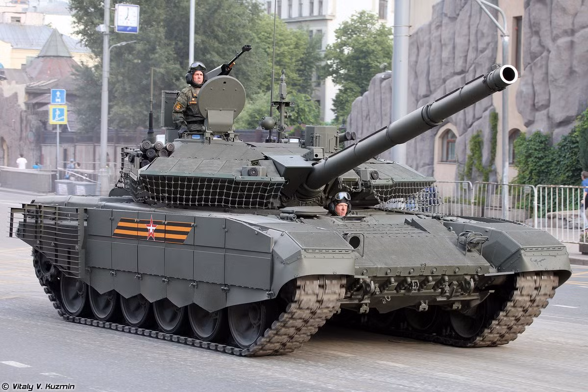 T-90M xuất hiện lần đầu tại Lễ duyệt binh ngày Chiến thắng năm 2020, sau khi hoàn thành các cuộc thử nghiệm cấp nhà nước. Quân đội Nga đã có kế hoạch hoàn thành nâng cấp toàn bộ số T-90 và T-90A hiện có, lên tiêu chuẩn T-90M vào năm 2025. Nguồn ảnh: Pinterest.