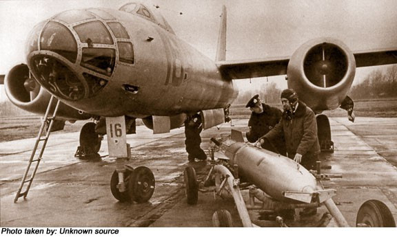 Sáng 9/10/1972, hai chiếc oanh tạc cơ IL-28 được tổ bay và cán bộ, nhân viên kỹ thuật hàng không kiểm tra thông điện lần cuối, kiểm tra đồng bộ, bom đạn. Máy bay của Bùi Trọng Hoan, Nguyễn Đình Nhẫn, Nguyễn Hùng Cường mang 8 quả bom bi mẹ. Máy bay của Nguyễn Văn Trừ, Thân Xuân Hạnh và Ngô Văn Trung mang 8 quả bom phá 250 kg. Mỗi máy bay còn nạp 650 viên đạn pháo 23 ly.