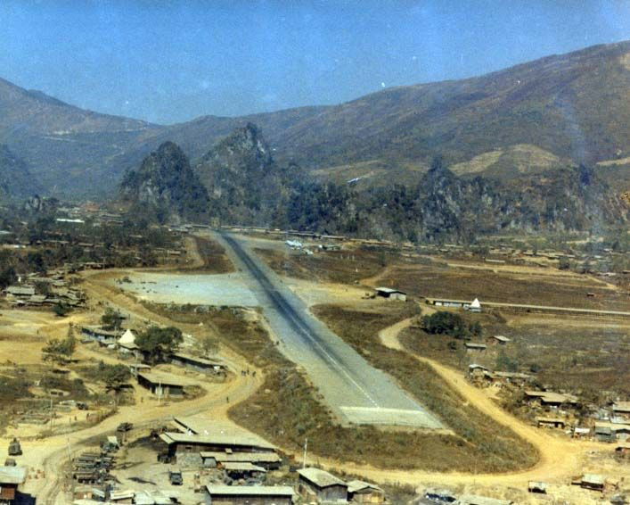 Căn cứ Bun Loong nằm ở độ cao 1.800m so với mặt nước biển, cách Xiêng Khoảng 30m về phía Đông Bắc. Đây là căn cứ của phỉ Vàng Pao và nhiều cố vấn Mỹ, địa hình hiểm trở. Địch tổ chức phòng thủ rất chặt. Bun Loong có căn cứ sân bay, máy bay địch thường xuyên hoạt động và hàng loạt kho tàng quân sự quan trọng.