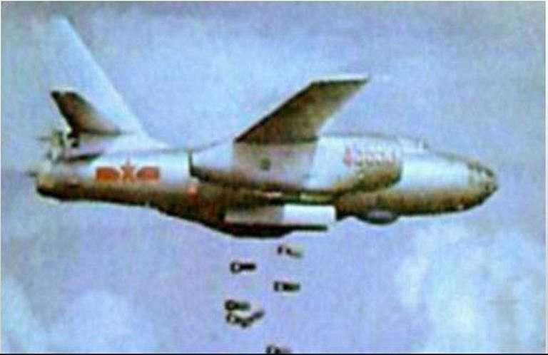 Tiếp theo đó là tổ bay của Nguyễn Văn Trừ và Thân Xuân Hạnh nhanh chóng ào tới mục tiêu ném 8 quả bom phá vào căn cứ địch. Cùng lúc đó, xạ thủ Nguyễn Hùng Cường và Ngô Văn Trung đã quay 4 khẩu pháo 23 ly trút xuống mục tiêu gần 900 viên đạn 23 ly.