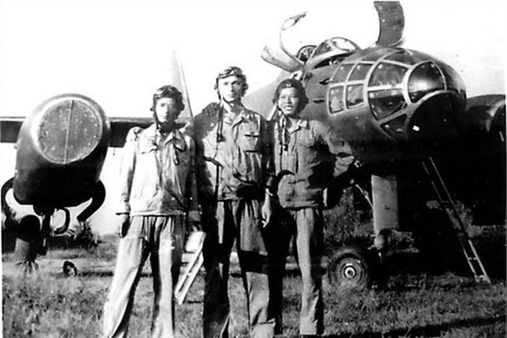 16 giờ 40 phút, ngày 9/10/1972, các phi công đã ngồi sẵn trên máy bay chờ lệnh xuất kích. Cùng lúc đó, một tốp máy bay địch đang ném bom ở Việt Trì. Thực hiện chiến thuật bám thắt lưng địch mà đánh, khi máy bay địch rút về căn cứ, Bộ tư lệnh mới quyết định cho 2 tổ máy bay ném bom xuất kích, để tránh ra đa cảnh giới của địch phát hiện.