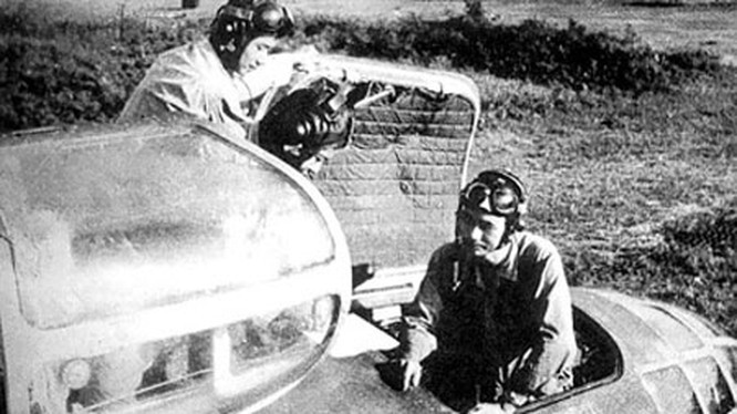 Sau trận đánh, 2 máy bay nhanh chóng thoát ly an toàn về hạ cánh ở sân bay Đa Phúc (Nội Bài). Khi xuống, hai máy bay không tắt máy mà điều khiển máy bay lăn thẳng vào ụ sơ tán để ngụy trang, tránh địch phản kích. 8 giờ tối, khi mọi việc sơ tán ngụy trang máy bay vừa xong thì chiến đấu cơ F-111 của địch đến oanh tạc.