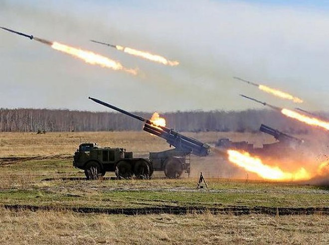 Tên lửa MLRS sử dụng hệ thống dẫn đường không có GPS để tránh nguy cơ mất tín hiệu do gây nhiễu định vị vệ tinh hoặc các cuộc tấn công đánh lừa. Mỗi tên lửa được cung cấp năng lượng bởi một động cơ rắn và có thể được gắn các loại đầu đạn khác nhau. Nguồn ảnh: Pinterest.