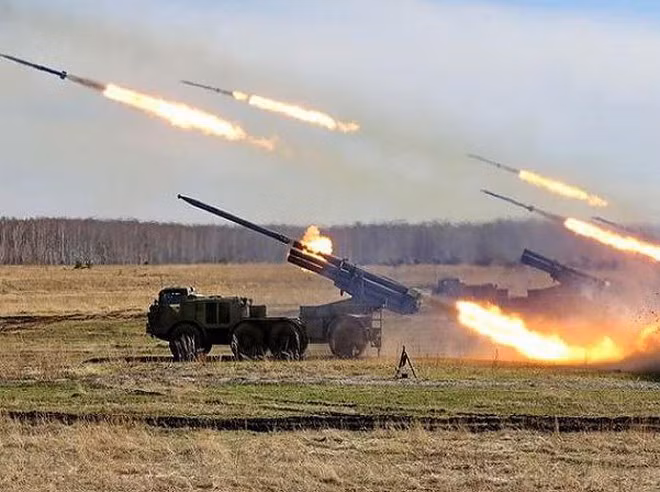 Tên lửa MLRS sử dụng hệ thống dẫn đường không có GPS để tránh nguy cơ mất tín hiệu do gây nhiễu định vị vệ tinh hoặc các cuộc tấn công đánh lừa. Mỗi tên lửa được cung cấp năng lượng bởi một động cơ rắn và có thể được gắn các loại đầu đạn khác nhau. Nguồn ảnh: Pinterest.