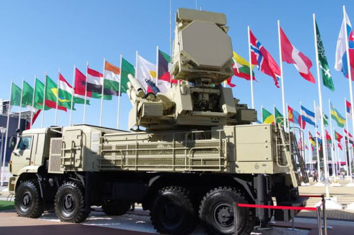 Nhưng trên thực tế, các quốc gia xuất khẩu vũ khí, khi tiến hành các hoạt động tiếp thị, sự tách biệt giữa phiên bản “nội địa” và phiên bản “xuất khẩu”, không phải khi nào cũng được đề cập minh bạch. Chỉ khi nào khách hàng đàm phán, những khác biệt này mới lộ ra; nhưng đa phần khách hàng phải chấp nhận.