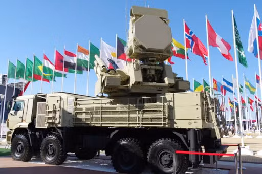 Nhưng trên thực tế, các quốc gia xuất khẩu vũ khí, khi tiến hành các hoạt động tiếp thị, sự tách biệt giữa phiên bản “nội địa” và phiên bản “xuất khẩu”, không phải khi nào cũng được đề cập minh bạch. Chỉ khi nào khách hàng đàm phán, những khác biệt này mới lộ ra; nhưng đa phần khách hàng phải chấp nhận.