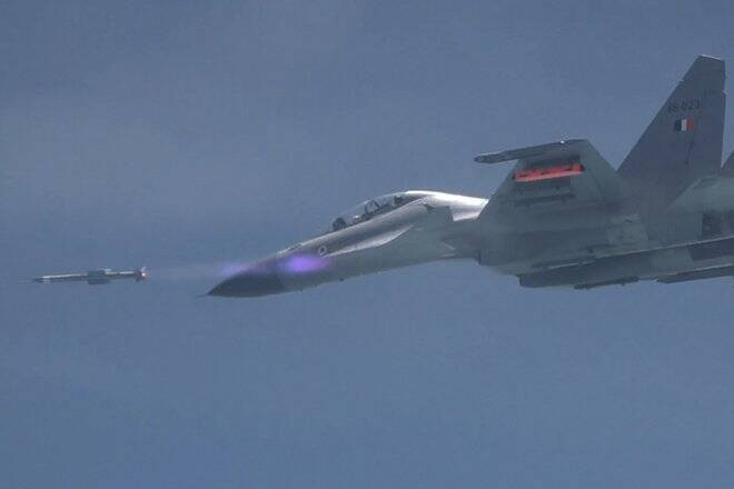 Việc sản xuất hàng loạt và đưa vào biên chế rộng rãi cũng là một khó khăn và đây mới là điều quan trọng, khi đó những điểm yếu lớn mới lộ rõ hơn. Nhưng Ấn Độ bây giờ không vội, có lẽ là tâm lý có vấn đề; họ luôn đặt ra yêu cầu những gì tốt nhất, bất kể là khi thực sự có nhu cầu, vậy có phải là thói quen tốt không?