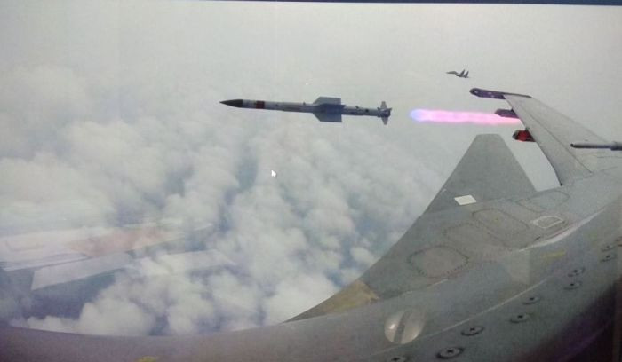 Tên lửa Astra ra mắt lần đầu tại Triển lãm Hàng không Ấn Độ năm 1998 và tiến hành vụ thử đầu tiên vào tháng 5/2003. Tên lửa mẫu khi đó nặng 300 kg và tầm tấn công chỉ từ 25-40 km. Vẫn còn rất nhiều những khiếm khuyết về hiệu suất, cần phải sửa đổi.