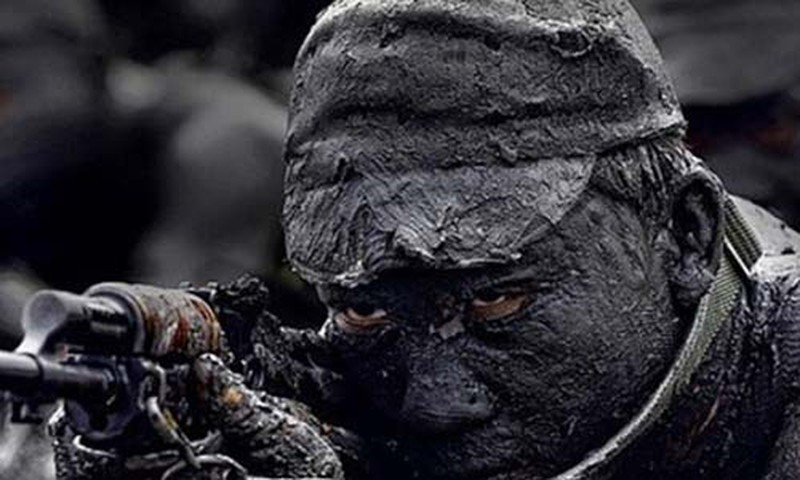 Đêm ngày 1/10, đội hình chiến đấu bắt đầu cơ động vào sát khu vực sân bay Udon. Lúc này trời mưa to, gió lớn, phải đến gần sáng ngày mùng 2, đội mới tới được gần sân bay. Trời sắp sáng, sợ lộ bí mật, mọi người phải phân tán ẩn nấp chờ đến khi trời tối để vào trinh sát mục tiêu.